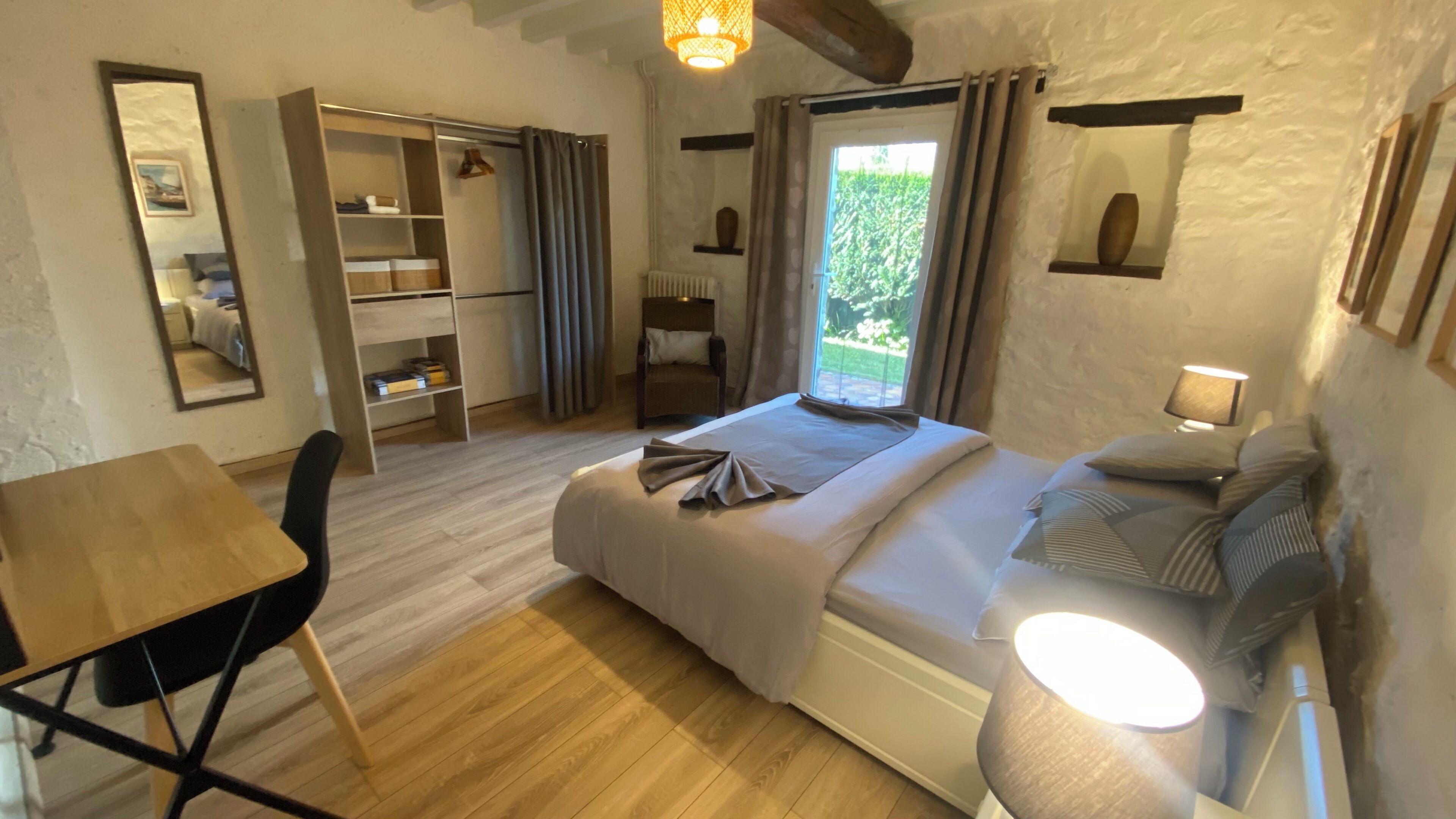 Fer et planche à repasser, accès Internet, draps fournis