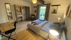 Fer et planche à repasser, accès Internet, draps fournis