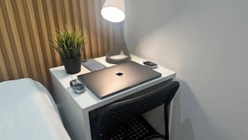 Doppia Economy, balcone, vista città | Una scrivania, ferro/asse da stiro, Wi-Fi gratuito