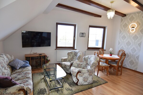 Living room - Holiday Apartment With Fireplace, Lake View (Lipnica)