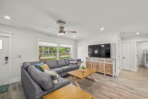 TV - Beautiful home with guest house~mini golf and pool (Bradenton)