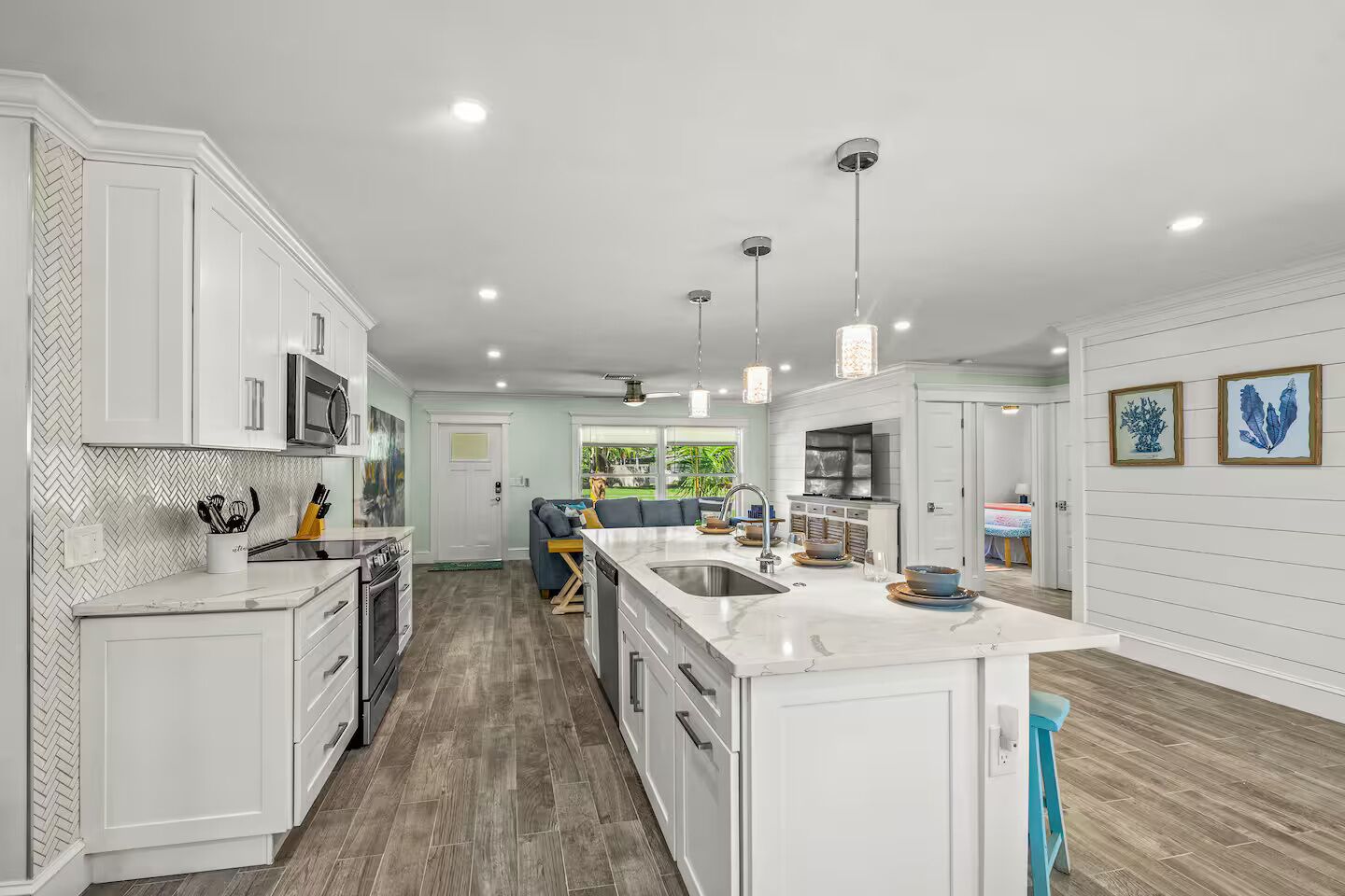 Micro-ondes, plaque de cuisson, lave-vaisselle