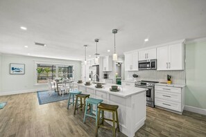 Microwave, stovetop, dishwasher - Beautiful home with guest house~mini golf and pool (Bradenton)