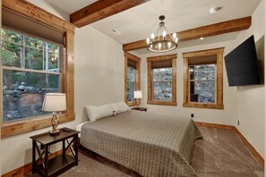 5 bedrooms - Huckleberry Ridge | Sleeps 24, Mins Yellowstone, Hot Tub, Fire Pit! (Island Park)