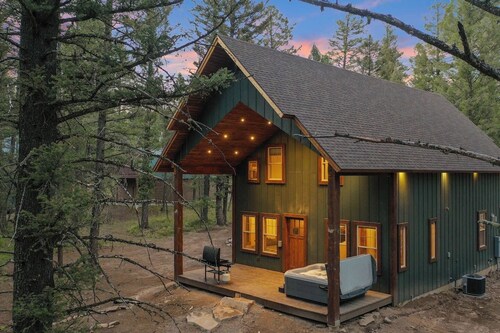 Huckleberry Ridge | Mins Yellowstone, Hot Tub, Fire Pit, Sleeps 24!