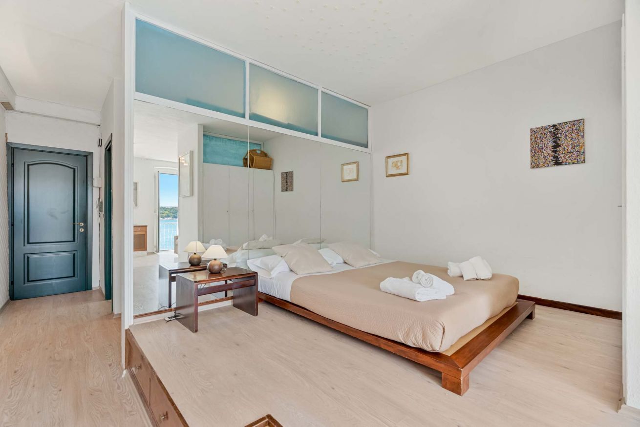 Una scrivania, ferro/asse da stiro