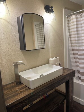 Toallas, jabón, papel de baño 