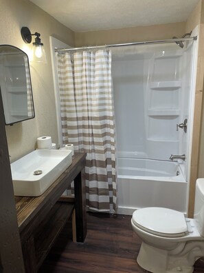 Toallas, jabón, papel de baño 