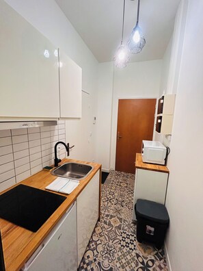 Micro-ondes, grille-pain, batterie de cuisine, vaisselle et ustensiles