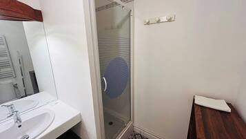 Een douche, een haardroger, handdoeken