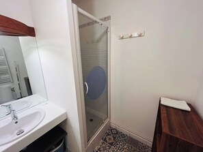 Douche, sèche-cheveux, serviettes fournies