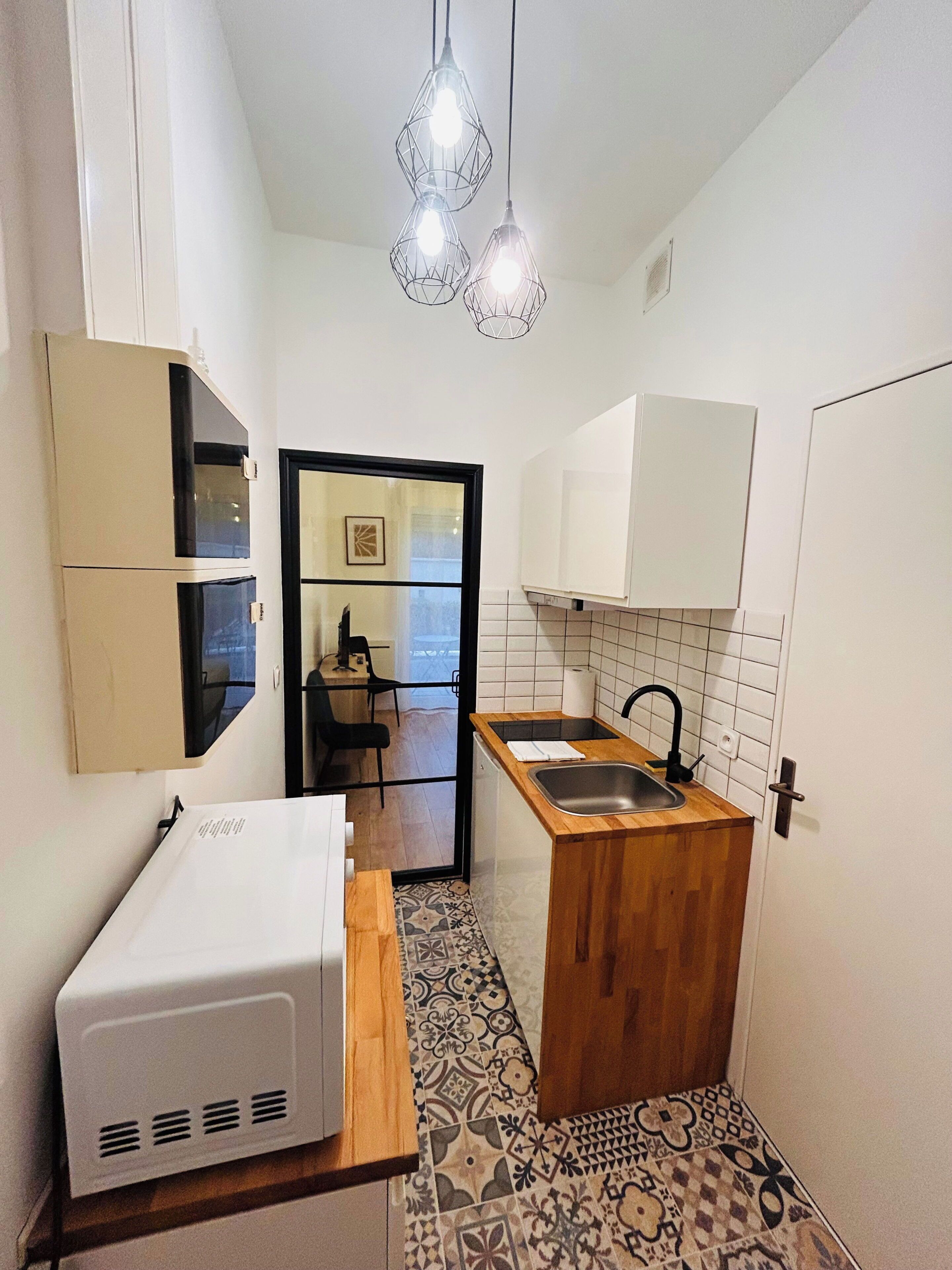 Een microgolfoven, een broodrooster, kookgerei, borden en bestek