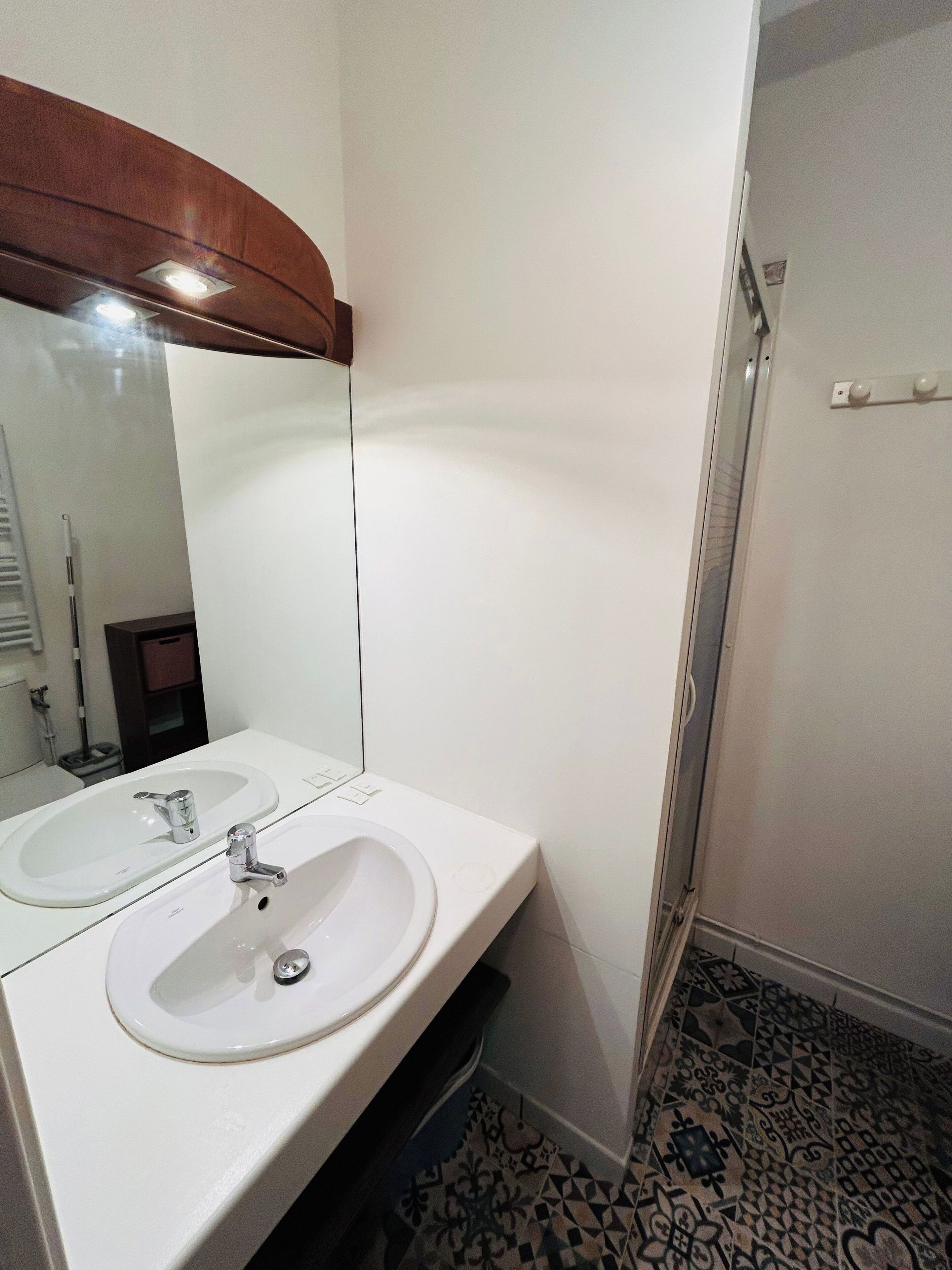 Douche, sèche-cheveux, serviettes fournies