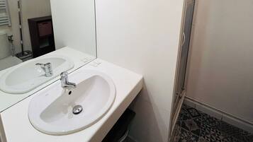 Douche, sèche-cheveux, serviettes fournies