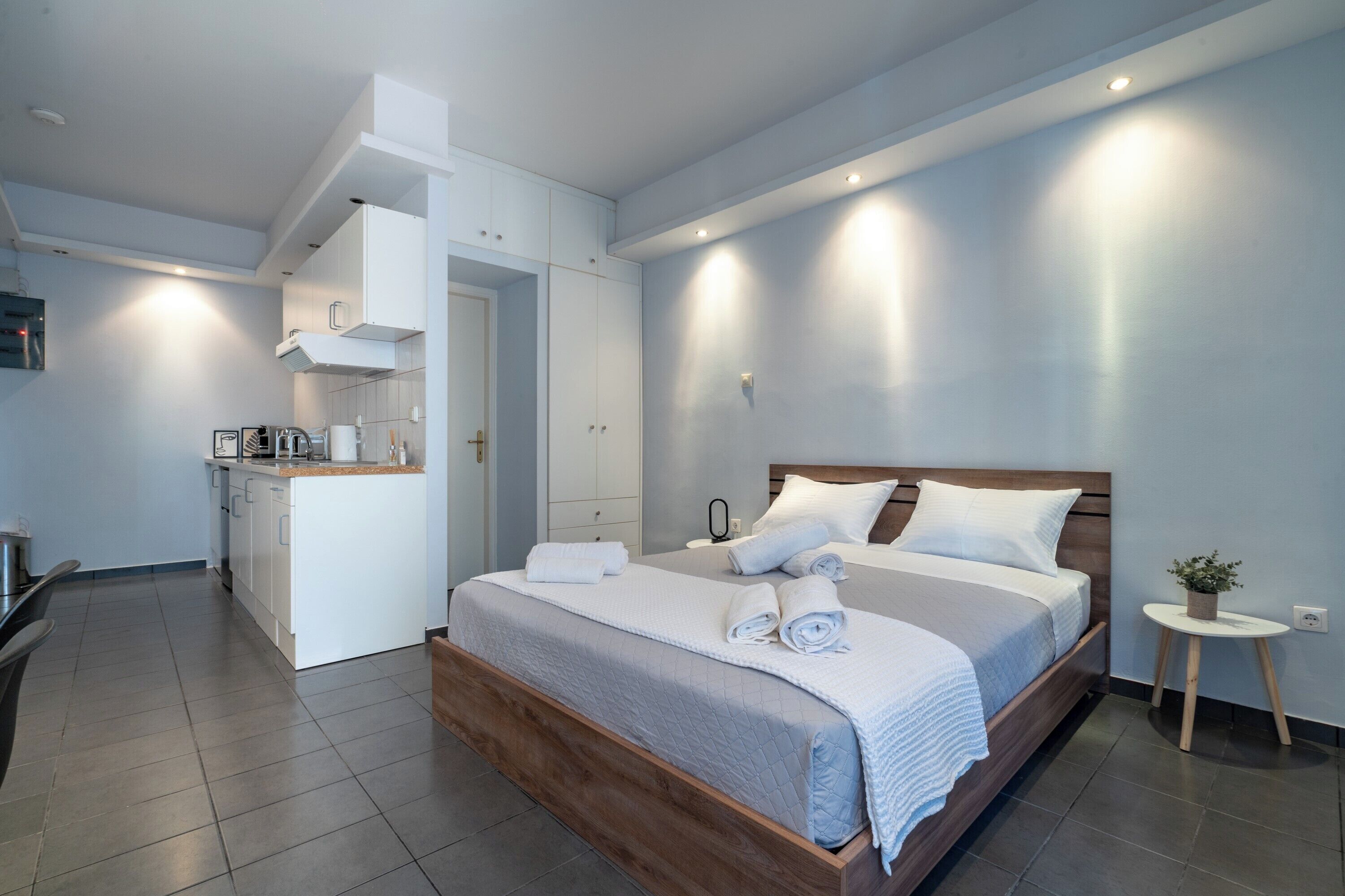 Een strijkplank/strijkijzer, internet, beddengoed