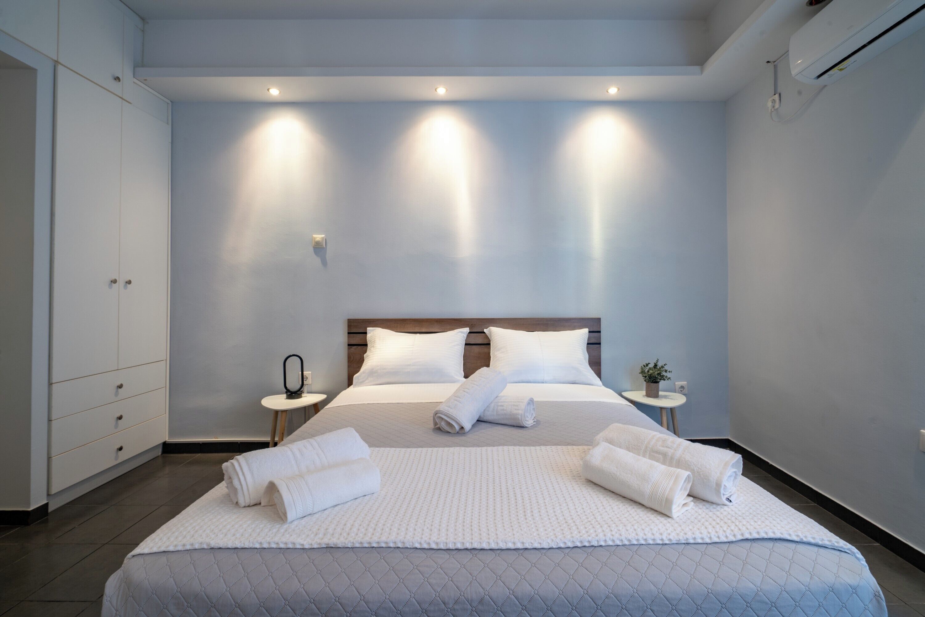 Iron/ironing board, Internet, bed sheets