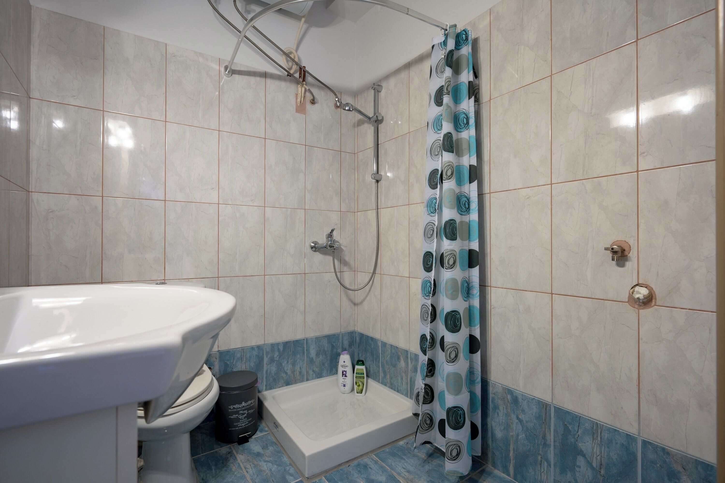 Sèche-cheveux, serviettes fournies, savon, papier toilette