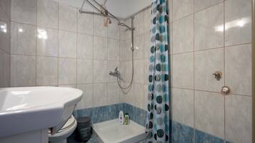 SĂšche-cheveux, serviettes fournies, savon, papier toilette