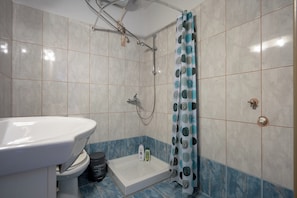 Secadora de cabello, toallas, jabón, papel de baño 