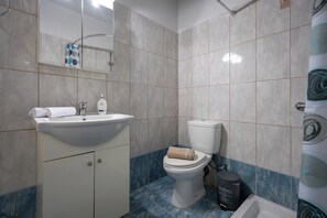 Hair dryer, towels, soap, toilet paper - Kastella Sea Breeze Studio by ΜΡS (Pireas)