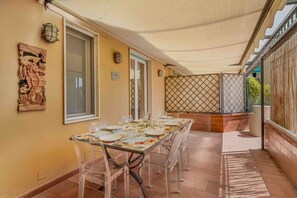 Outdoor dining - Blue Sign – Your corner of the sea in Le Grazie, PortovenereLocated in the picturesque village of Le Grazie, a hamlet of the municipality of Portovenere, Blue Sign is a holiday home with a refined and welcoming style, perfect for those looking for a re (Le Grazie)