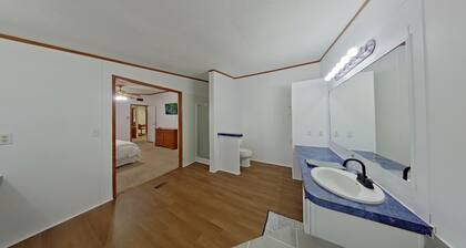 King Bed - Shop - Patios - Fenced Yard