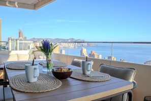 Outdoor dining - BENIDORM BEACH boho style apartment (Benidorm)