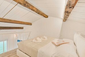 1 bedroom, iron/ironing board - In the picturesque seaside village of Fezzano, just minutes from La Spezia and Portovenere, lies Casa al Quarto, a spacious and bright apartment on the fourth floor of a typical Ligurian house (no elevator).The apartment can accommodate up to 5 people an (Fezzano)