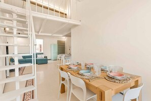 Dining - In the picturesque seaside village of Fezzano, just minutes from La Spezia and Portovenere, lies Casa al Quarto, a spacious and bright apartment on the fourth floor of a typical Ligurian house (no elevator).The apartment can accommodate up to 5 people an (Fezzano)