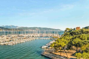 Marina - In the picturesque seaside village of Fezzano, just minutes from La Spezia and Portovenere, lies Casa al Quarto, a spacious and bright apartment on the fourth floor of a typical Ligurian house (no elevator).The apartment can accommodate up to 5 people an (Fezzano)