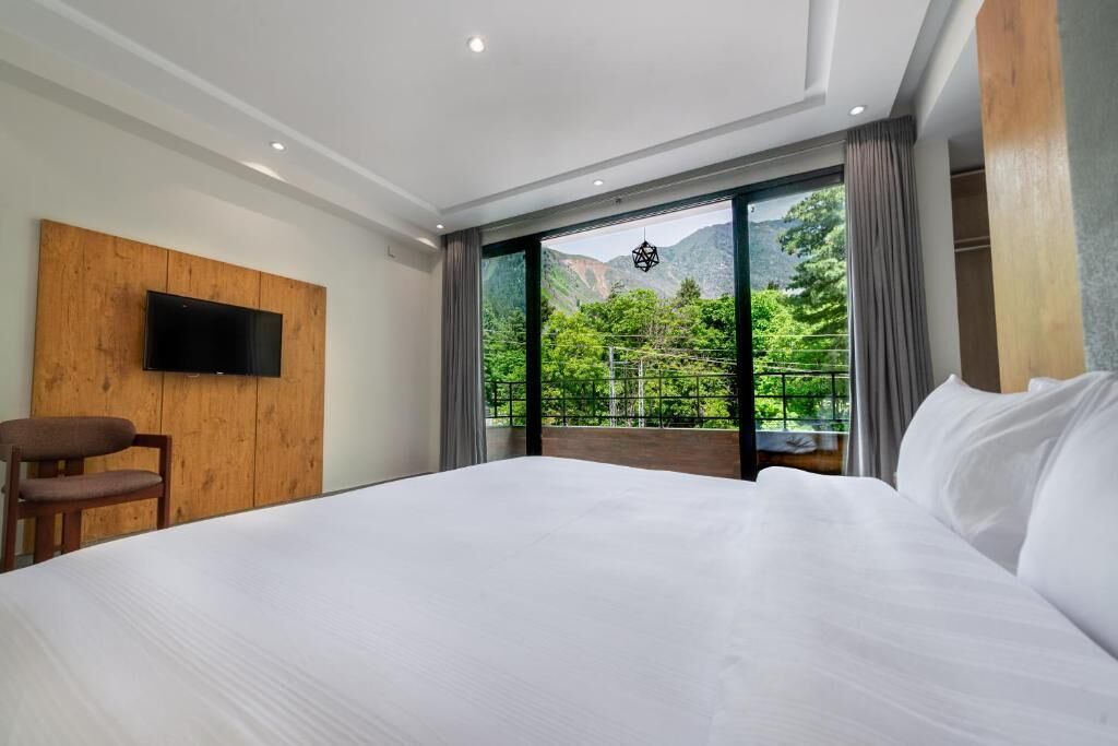 Deluxe Double Room, Mountain View | Soundproofing, iron/ironing board, free WiFi
