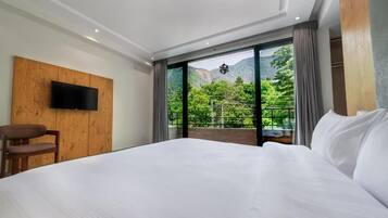 Deluxe Double Room, Mountain View | Soundproofing, iron/ironing board, free WiFi