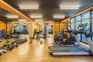 A gym with treadmills, weights, and exercise machines. - Modern Studio Just 500m From Metro Station Edk0714 (São Paulo)