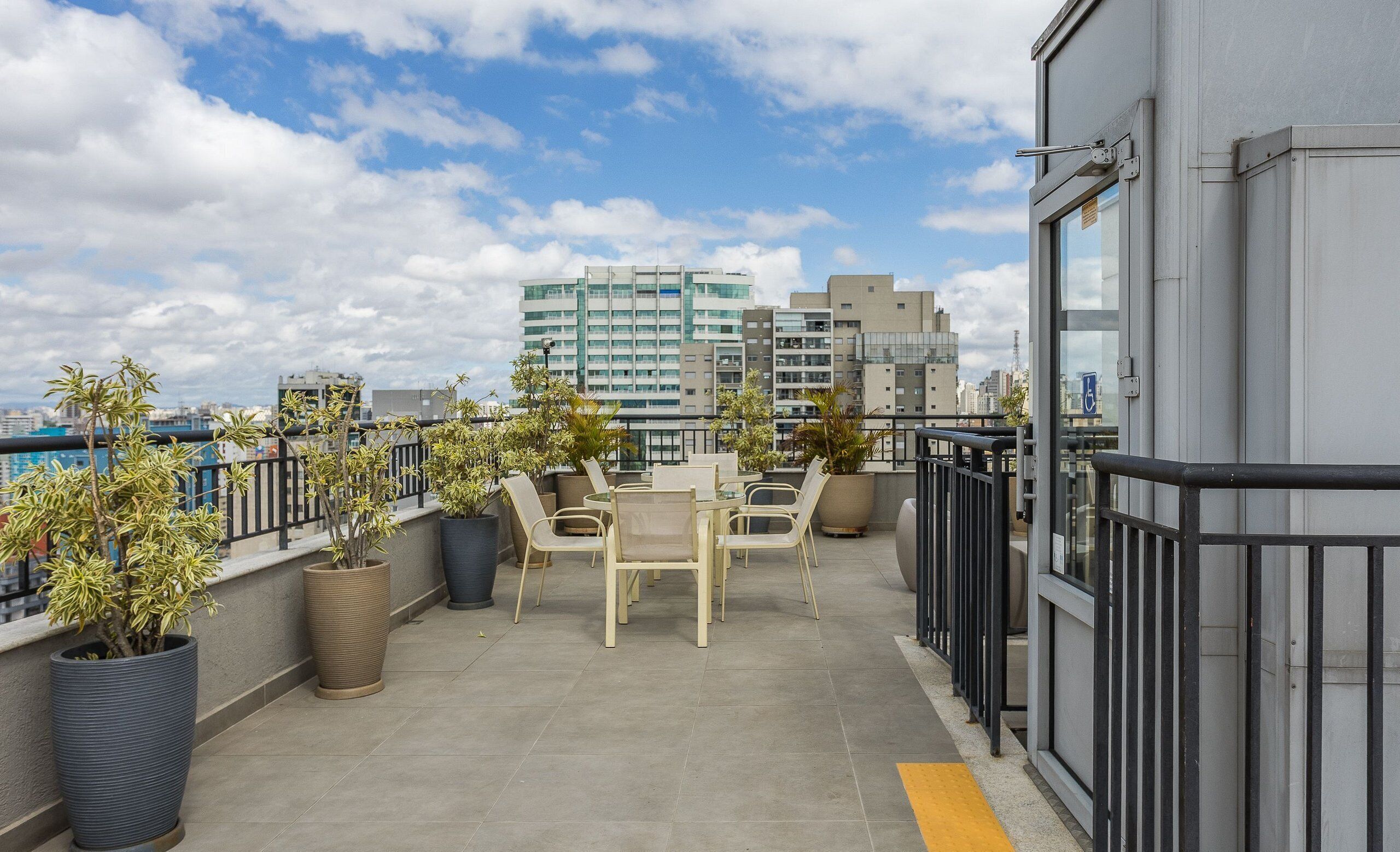 Basic Apartment | Outdoor dining
