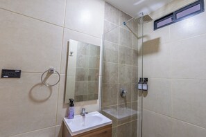 Superior Double Room | Bathroom | Shower, towels, soap, shampoo - Casa Presentación Adaz Hotel (Santa Marta)