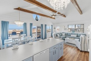 Interior - Sun Realty semi-oceanfront home w/ stunning views and crow's nest! (Kitty Hawk)