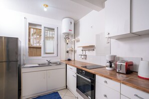 Réfrigérateur, micro-ondes, four, plaque de cuisson
