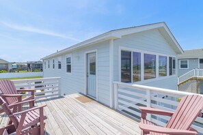 Terrace/patio - Semi-oceanfront pet-friendly Kitty Hawk home across the street from the beach! (Kitty Hawk)