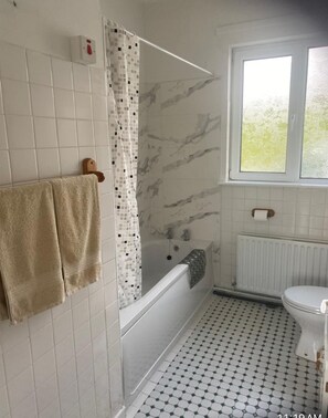 Dusche, Haartrockner, Handtücher, Toilettenpapier