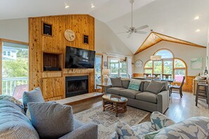 Smart TV, fireplace - Oceanside pet-friendly Duck home w/ pool & hot tub by Sun Realty (Duck)