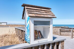 Ocean Bay Blvd Beach Access - Sun Realty centrally-located oceanside home w/ indoor pool (Kill Devil Hills)