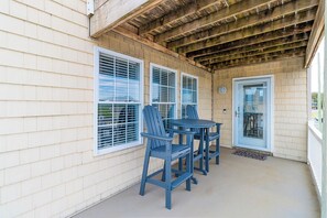 Outdoor dining - Centrally-located oceanside home w/ indoor pool by Sun Realty (Kill Devil Hills)