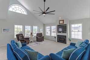 Smart TV, fireplace, table football, stereo - Centrally-located oceanside home w/ indoor pool by Sun Realty (Kill Devil Hills)