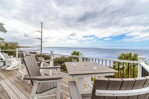 Outdoor dining - Gorgeous pet-friendly soundfront home w/ pool, hot tub, & elevator by Sun Realty (Kitty Hawk)