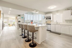 Jääkaappi, mikroaaltouuni, uuni, liesi