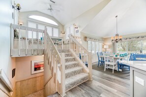 Dining - Pet-friendly oceanside Duck home with hot tub by Sun Realty (Duck)