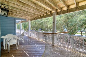 Outdoor dining - Pet-friendly oceanside Duck home with hot tub by Sun Realty (Duck)