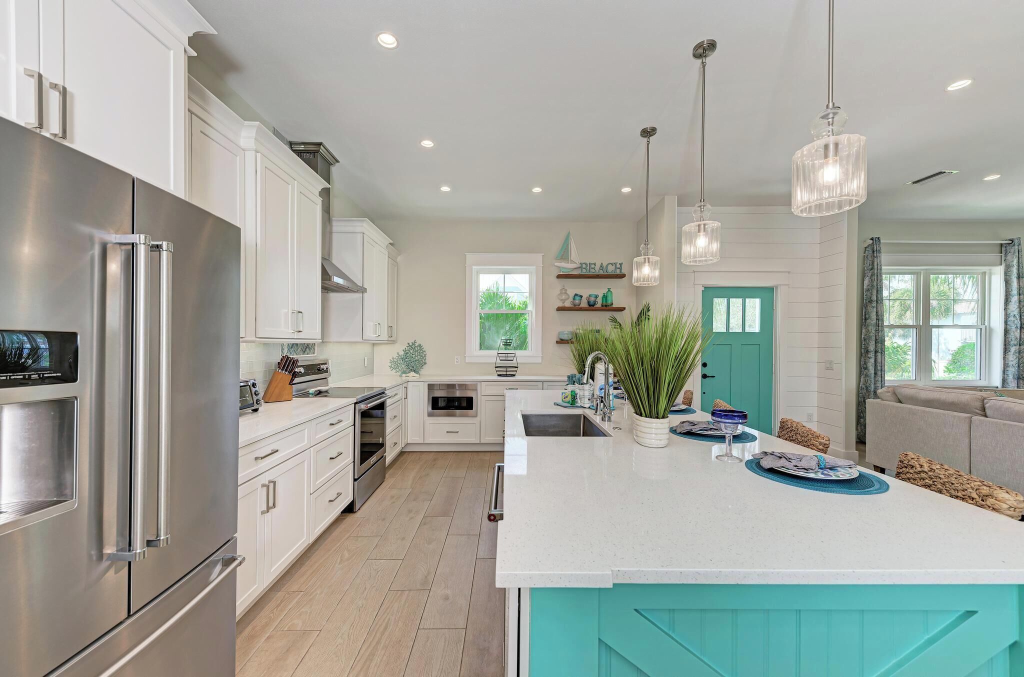 Réfrigérateur, four à micro-ondes, surface de cuisson, lave-vaisselle