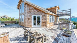 Outdoor dining - Pet-friendly oceanside Hatteras home just 200' from beach access! (Hatteras)