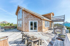 Outdoor dining - Pet-friendly oceanside Hatteras home just 200' from beach access! (Hatteras)
